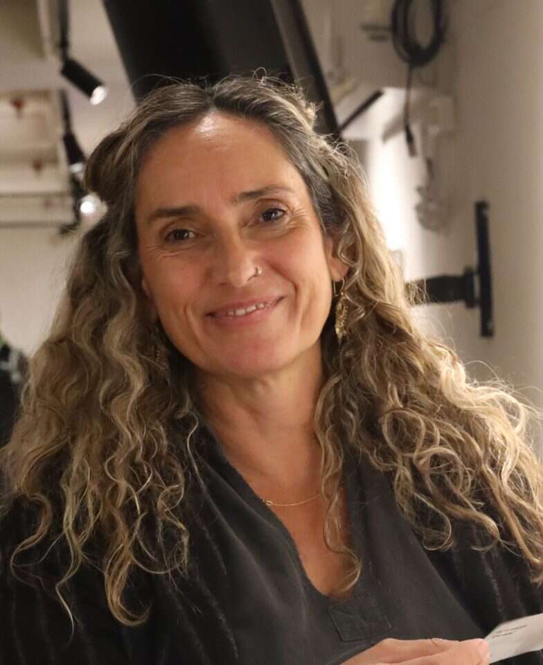 האוצרת ייני אהרון. | נטשה שקנס האוצרת ייני אהרון. | נטשה שקנס