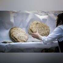 הכנת מצות לפסח במאפייה במאה שערים בירושלים. | אריה לייב אברמס, פלאש 90