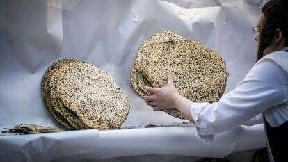 הכנת מצות לפסח במאפייה במאה שערים בירושלים. | אריה לייב אברמס, פלאש 90