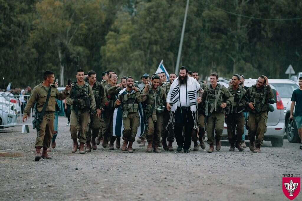 איינהורן עם חיילים בשטח