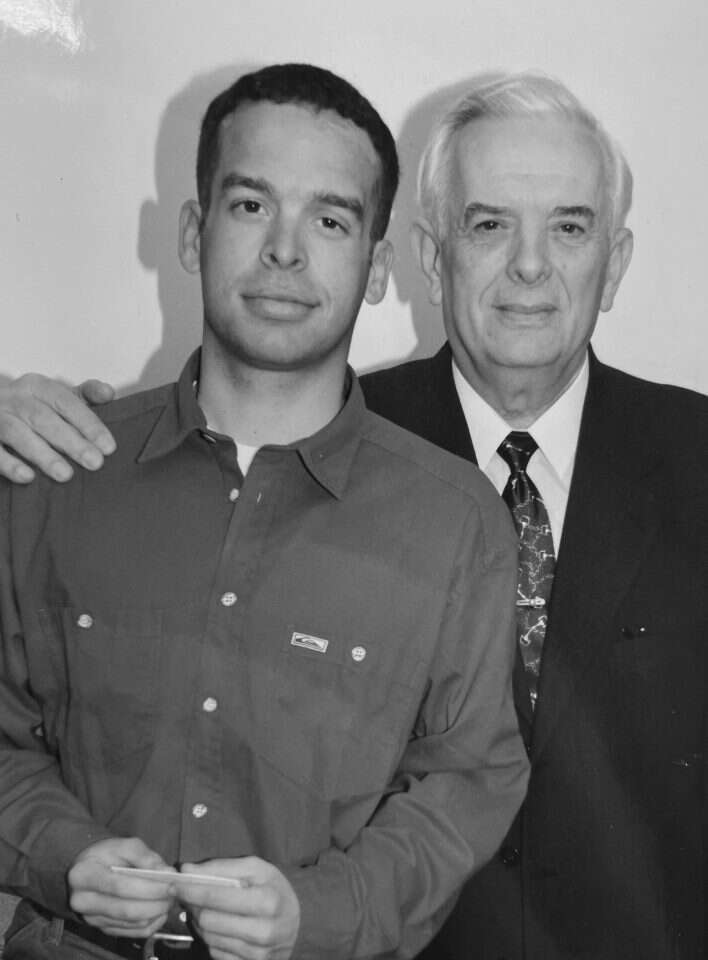 "נשיאת הזיכרון הפכה לשליחות". הסבא אלכסנדר רוזיאק עם נכדו אורן שניידר, 1993. | מתוך הספר, באדיבות המחבר