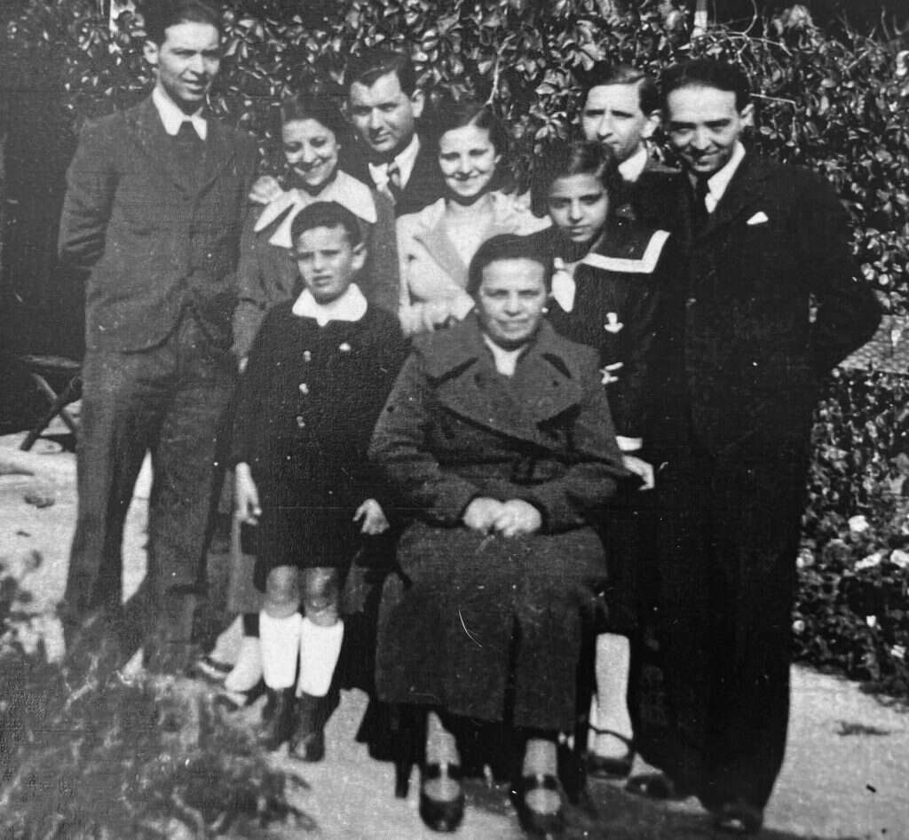 טרבישוב, 1932.  משפחות רוזנבאום ורוזנברג. עומדים בשורה הראשונה: אמריך
רוזנבאום, גבר לא מזוהה, ליזי רוזנבאום, סולומון רוזנברג, אירנה רוזנברג, בלה
רוזנבאום. עומדים בשורה השנייה: גיזלה רוזנבאום, אלכסנדר רוזנברג. יושבת:
סבתא טרזיה רוזנבאום. צולם בחצר הבית של הסבתא. | באדיבות המחבר