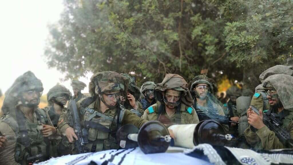 חיילים בשטח קוראים מספר תורה