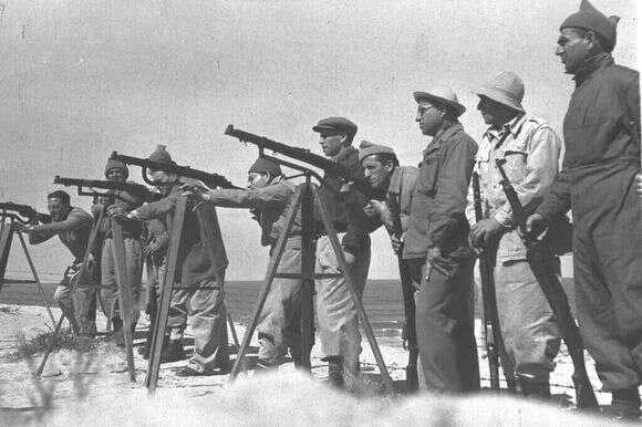 חברי ארגון ההגנה מתאמנים במטווח בבסיס קליטה של צה"ל במהלך מלחמת העצמאות. | זולטן קלוגר - לע"מ