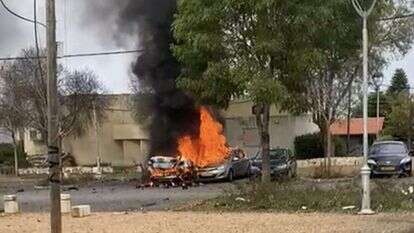 מסך מתוך סרטון שתיעד את הפגיעה של טיל נ"ט ברכבים.