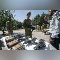 טירונים מקבלים נשק מסוג תבור. | EPA