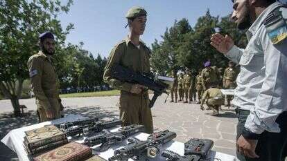 טירונים מקבלים נשק מסוג תבור. | EPA