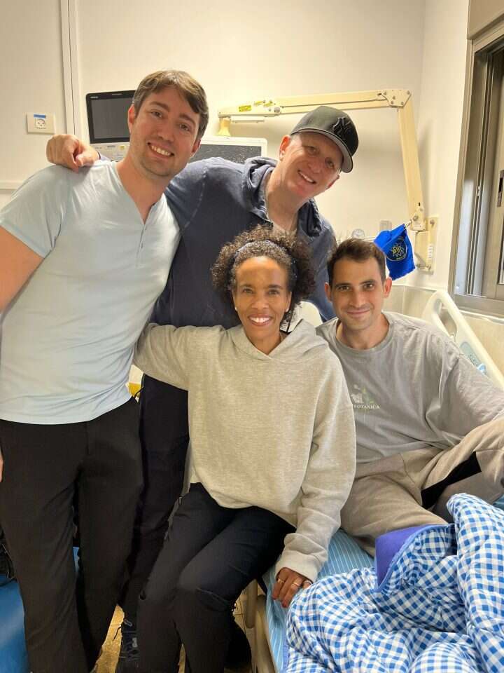 אוריאל דייסון ומייקל רפפורט בביקור פצוע בבית החולים. | אוריאל דייסון