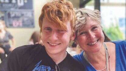 איריס חיים עם בנה יותם הי"ד. | באדיבות המשפחה