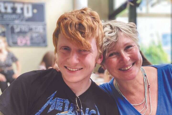 איריס חיים עם בנה יותם הי"ד. | באדיבות המשפחה