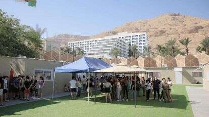 פתיחת בית הספר הראשון לתלמידים המפונים, במלונות ים המלח. | דוברות משרד החינוך