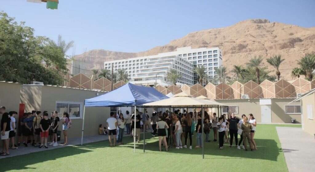 פתיחת בית הספר הראשון לתלמידים המפונים, במלונות ים המלח. | דוברות משרד החינוך