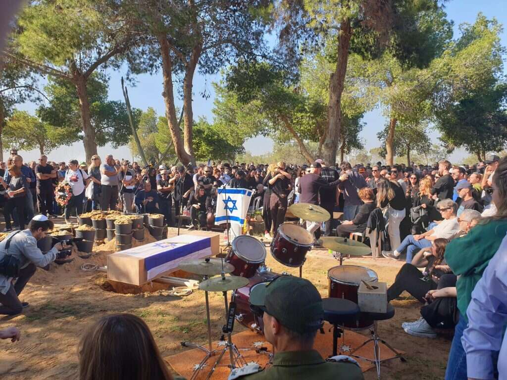 ההלוויה של יותם בקיבוץ גבולות. | יהודה עציון