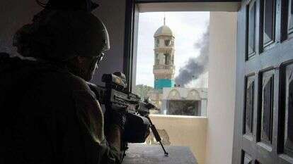 לוחם צה"ל בזמן לחימה ברצועת עזה. | דובר צה"ל