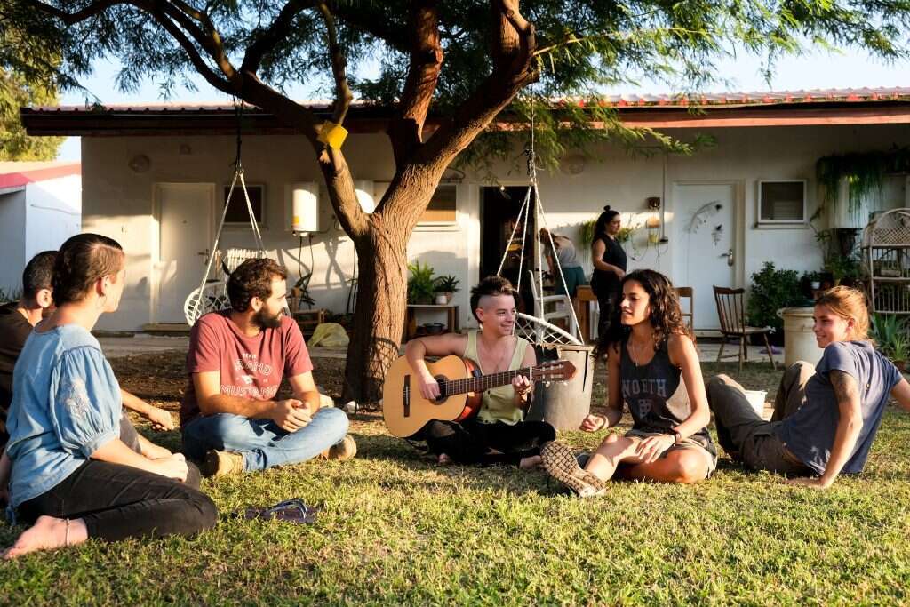 לבנות חוסן קהילתי 30 שנה קדימה. כפר הסטודנטים בניר־עוז בימים יפים יותר. | @street_lightexplorer