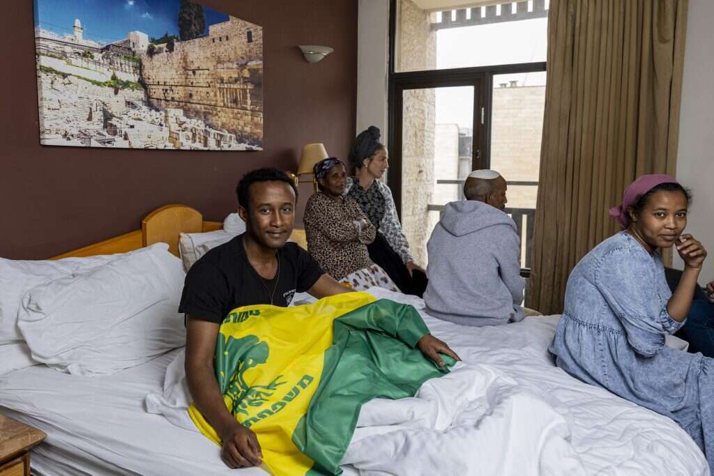 מבית החולים לחדר של ההורים במלון. ישמבל מברט. | נעמה שטרן