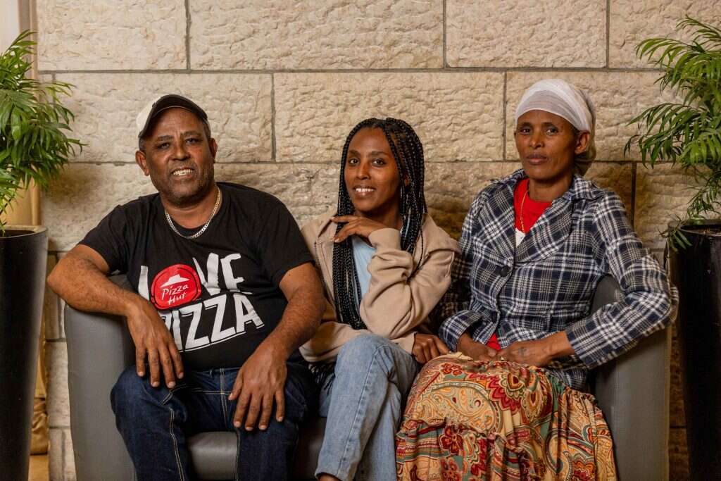 "אף אחד לא הגיע להסביר לנו שיש מלחמה". מימין: טאייץ, נביאת ומספנט גואלו. | נעמה שטרן