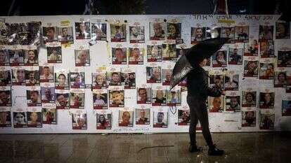 כיכר החטופים בתל אביב ביום גשום. | מרים אלסטר, פלאש 90