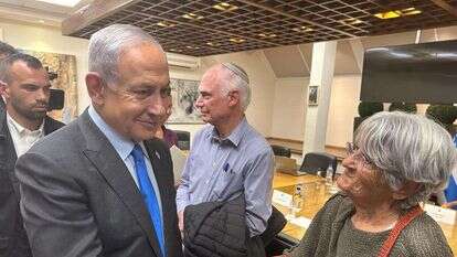 נתניהו עם שרה וספי, ששכלה בעל, בן ונכד במלחמות ישראל. | איתי בית-און, לע"מ