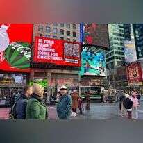 קמפיין למען החטופים בכיכר טיימס במנהטן, חורף 24'. | לפ"מ