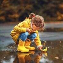 ילדים משחקים בשלוליות. | שאטרסטוק
