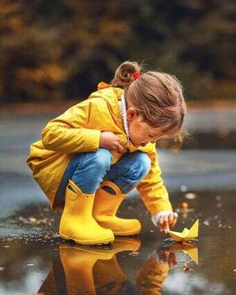 ילדים משחקים בשלוליות. | שאטרסטוק