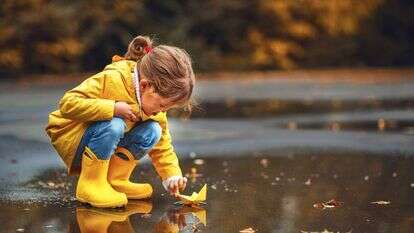 ילדים משחקים בשלוליות. | שאטרסטוק ילדים משחקים בשלוליות. | שאטרסטוק