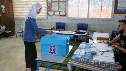 ערבים ישראלים מצביעים בקלפי במע'אר. | ג'מאל עוואד, פלאש90