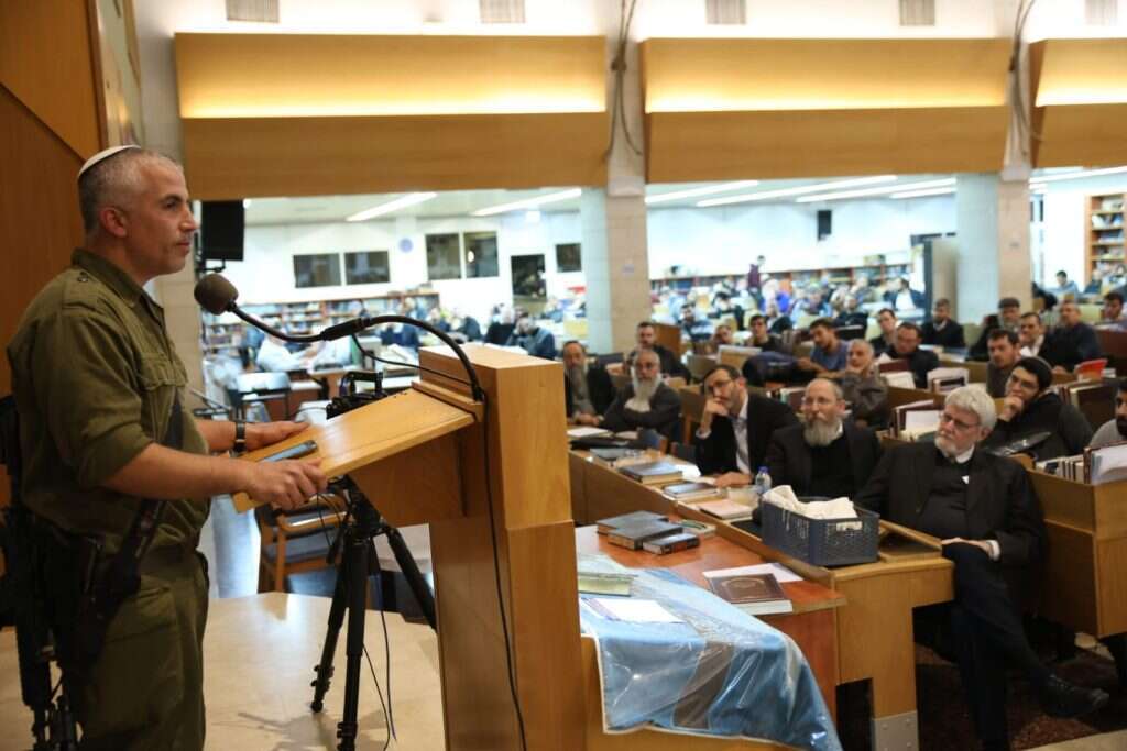 הרב מנחם קלמנזון במרכז האקדמי לב, אתמול. | אסף קליין, רואים את הקולות הרב מנחם קלמנזון במרכז האקדמי לב, אתמול. | אסף קליין, רואים את הקולות