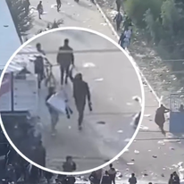 שוטרי חמאס יורים בתושבי עזה שמנסים לחלץ אוכל מהסיוע ההומניטרי | צילום מסך מהרשתות החברתיות