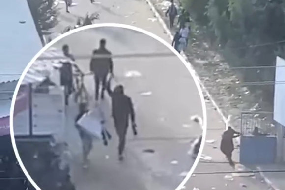 שוטרי חמאס יורים בתושבי עזה שמנסים לחלץ אוכל מהסיוע ההומניטרי | צילום מסך מהרשתות החברתיות שוטרי חמאס יורים בתושבי עזה שמנסים לחלץ אוכל מהסיוע ההומניטרי | צילום מסך מהרשתות החברתיות