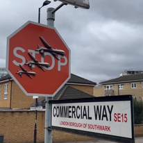 יצירת האמנות של בנקסי, לפני שהוסרה. | מסך מתוך סרטון היוטיוב של The Independent