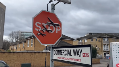 יצירת האמנות של בנקסי, לפני שהוסרה. | מסך מתוך סרטון היוטיוב של The Independent