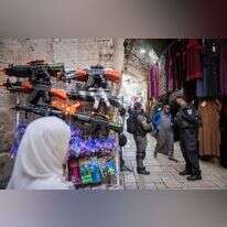 שוטרים בכניסה למסגד אל אקצא, ברובע המוסלמי שבעיר העתיקה בירושלים. | יונתן זינדל, פלאש90