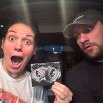 קלסי הצ'ר ובעלה מציגים את האולטרסאונד שבו נראות התאומות בשני הרחמים שלה. | AFP