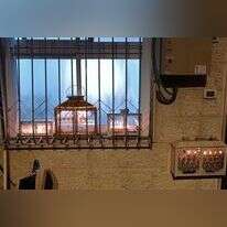 חנוכיות בשכונת נחלאות בירושלים. | זאבי פילזר