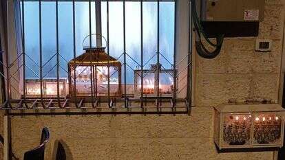 חנוכיות בשכונת נחלאות בירושלים. | זאבי פילזר