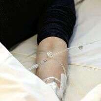 מטופלת ביפן מקבלת עירוי של תרופת ה"לקנמב", שאושרה כטיפול נגד אלצהיימר. | Japan News-Yomiuri