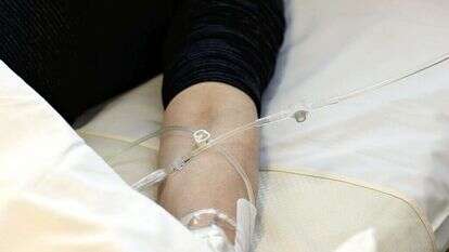 מטופלת ביפן מקבלת עירוי של תרופת ה"לקנמב", שאושרה כטיפול נגד אלצהיימר. | Japan News-Yomiuri