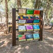 מתקן עם שמותיהם של 12 השבטים בכניסה לתל שילה. | שאטרסטוק