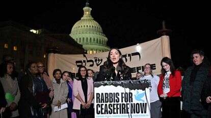 אלכסנדריה אוקזיו-קורטז בהפגנה נגד ישראל בוושינגטון. | AFP