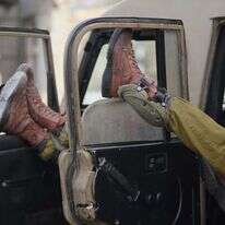 חיילים נחים בג'יפ הצבאי שלהם במהלך משמרת בחברון (2014). | מנדי הכטמן/, פלאש 90.