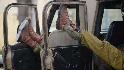 חיילים נחים בג'יפ הצבאי שלהם במהלך משמרת בחברון (2014). | מנדי הכטמן/, פלאש 90.