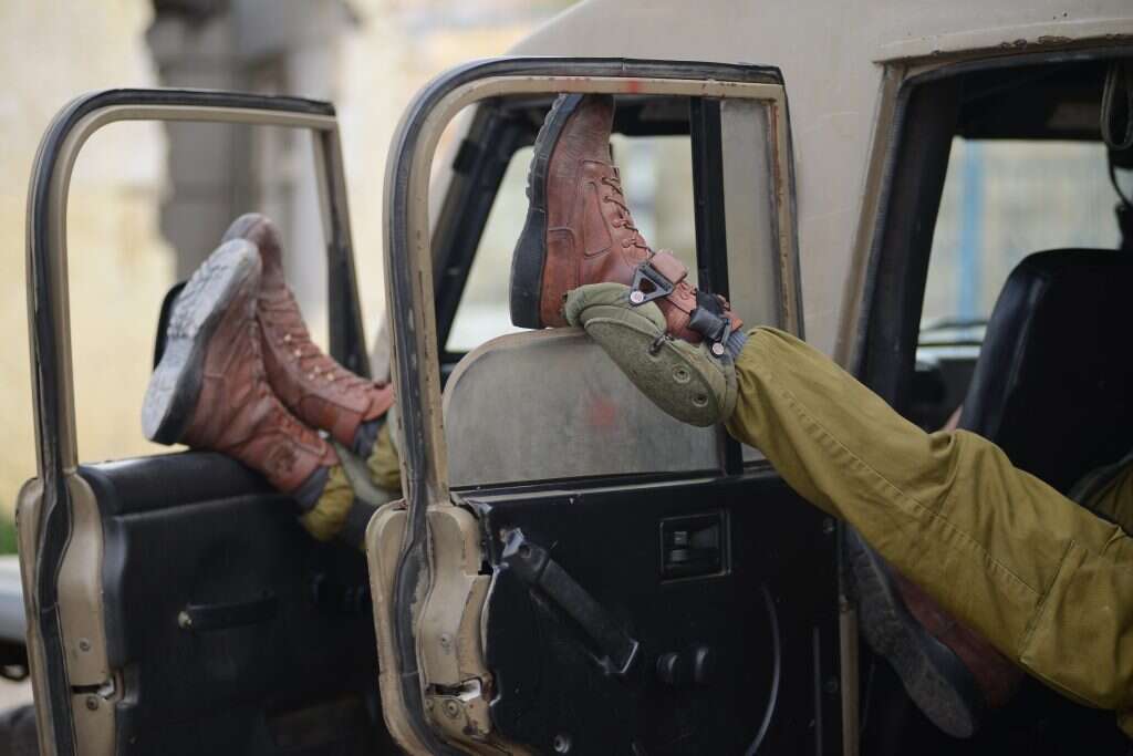 חיילים נחים בג'יפ הצבאי שלהם במהלך משמרת בחברון (2014). | מנדי הכטמן/, פלאש 90.