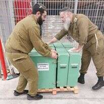 מתנדבי החמ"ל בעת חלוקת הספריות התורניות לבסיסי צה"ל. | ארץ חמדה ו-thank Israeli soldiers