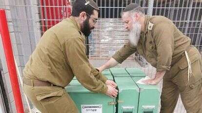 מתנדבי החמ"ל בעת חלוקת הספריות התורניות לבסיסי צה"ל. | ארץ חמדה ו-thank Israeli soldiers