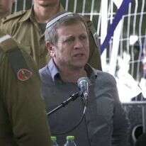 חגי לובר בהלוויית בנו, סמ"ר (מיל') אלישע יהונתן לובר הי"ד, בבית העלמין הצבאי בהר הרצל. | דוברות מועצת בית אל