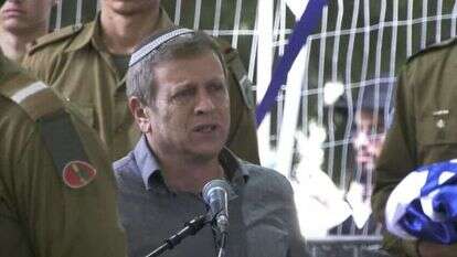 חגי לובר בהלוויית בנו, סמ"ר (מיל') אלישע יהונתן לובר הי"ד, בבית העלמין הצבאי בהר הרצל. | דוברות מועצת בית אל