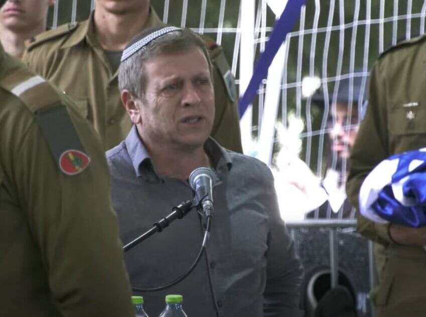 חגי לובר בהלוויית בנו, סמ"ר (מיל') אלישע יהונתן לובר הי"ד, בבית העלמין הצבאי בהר הרצל. | דוברות מועצת בית אל