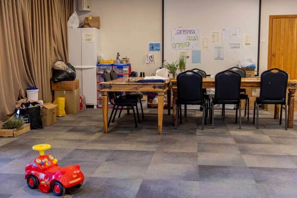 אחד ממלונות המפונים. | נעמה שטרן